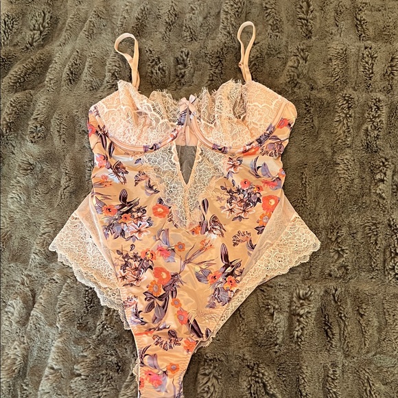 Floral Lace Teddy Bodysuit in Blush Apricot size small - Victoria Secret - Picture 4 of 9
